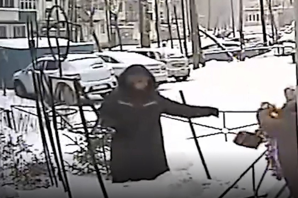 Жители дома своими силами украсили елочку у одного из подъездов на радость детворе и взрослым