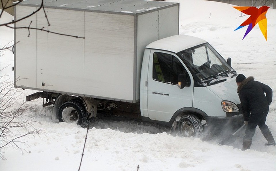 Во дворах по-прежнему снега немало, плюс гололед на тротуарах