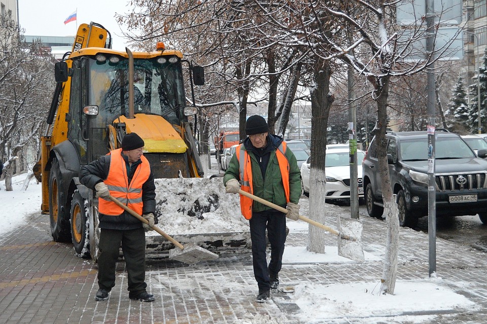 Снег убирают круглые сутки