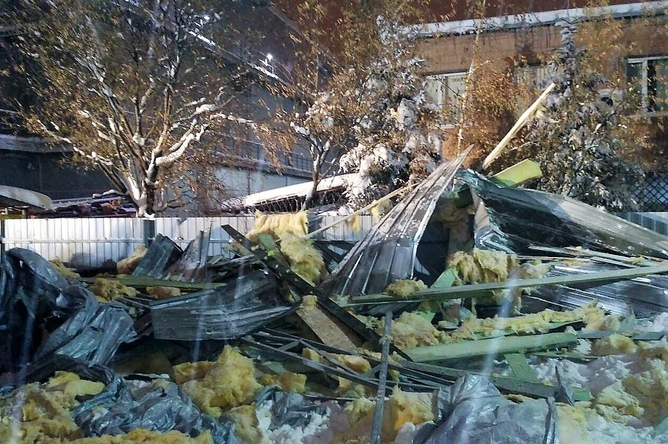 Торговый павильон в Харькове обрушился под весом снега