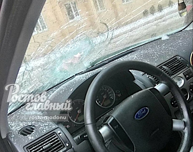 Фото пострадавшей машины из группы ВК "Ростов Главный".