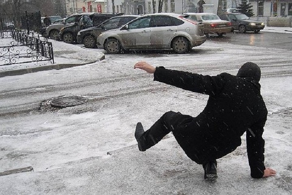 В Кишиневе счет переломов, полученных на скользких тротуарах, пошел на десятки. Фото: aif