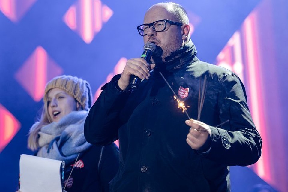 Мэр Гданьска Павел Адамович выступает на благотворительном концерте за несколько минут до нападения