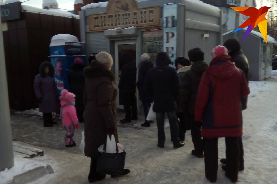 Омичи выстроились в очередь за проездными.
