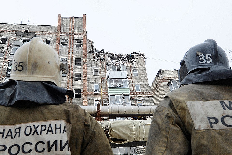 Пожарные у дома в городе Шахты, где накануне прогремел мощный взрыв.