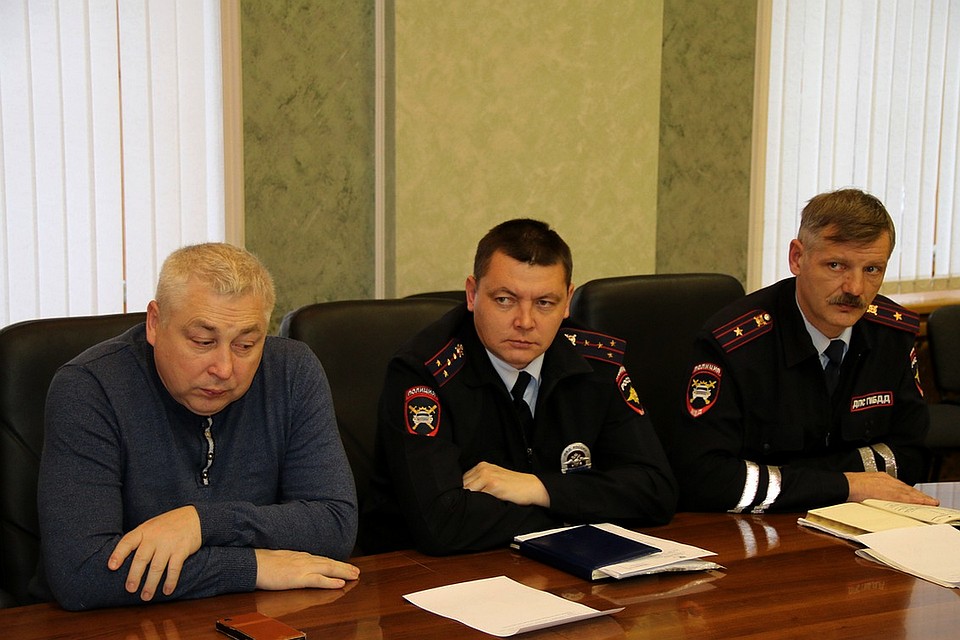 Глава администрации муниципалитета Александр Братчиков сказал, что проблему с уборкой улиц надо решать всем вместе.