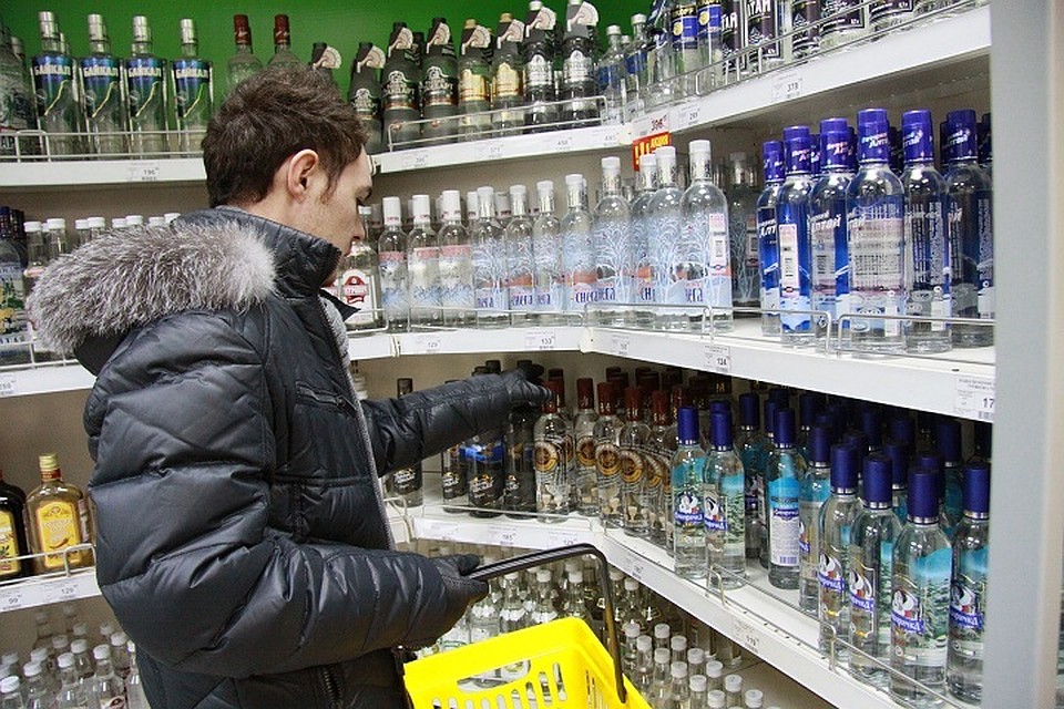 Бутылки водки исчезали с витрин супермаркета