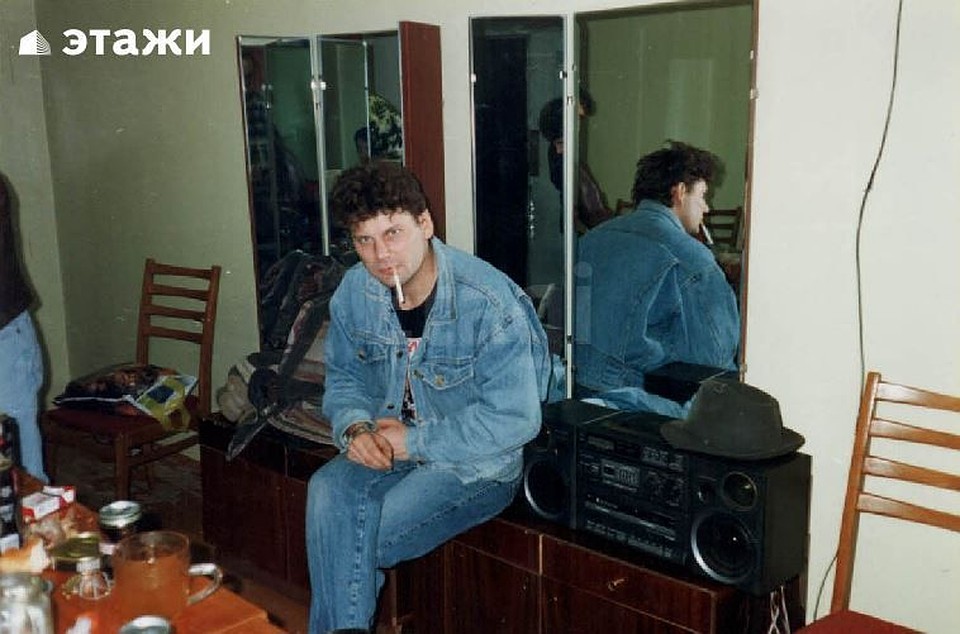 Фото с сайта агентства "Этажи". Юрий Хой в легендарной квартире.
