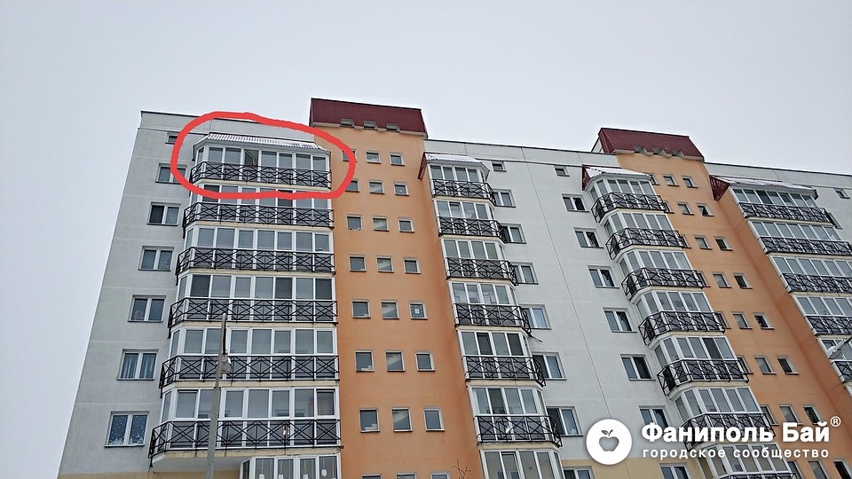 Внук закрыл бабушку на балконе. ФОТО: vk.com/fanipolby.
