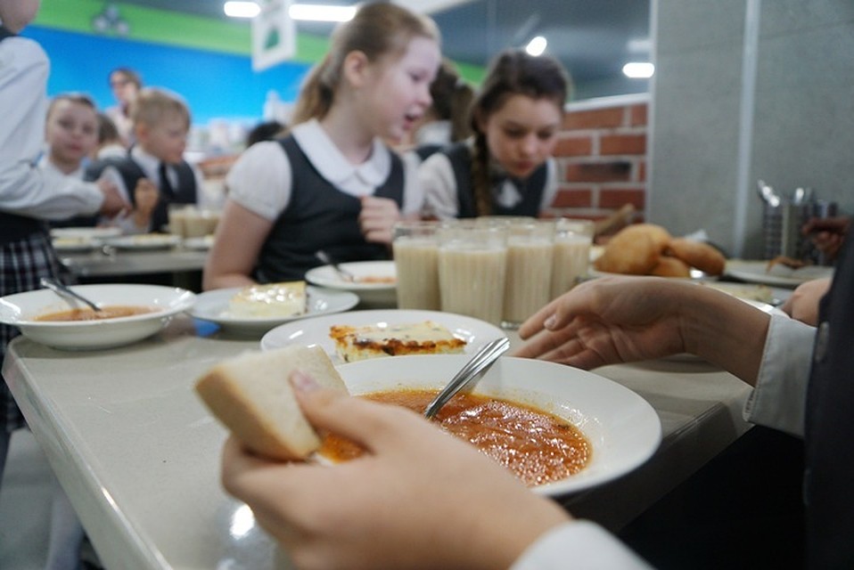 В управлении образования заметили, что родители должны были известить классного руководителя об отсутствии ребенка на первом уроке, тогда бы девочку поставили на питание.