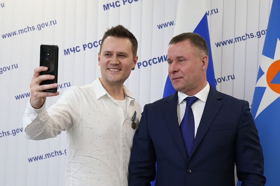 Медаль "За содружество во имя спасения" заместителю главного редактора радиостанции Антону Арасланову вручил глава МЧС Евгений Зинчев.