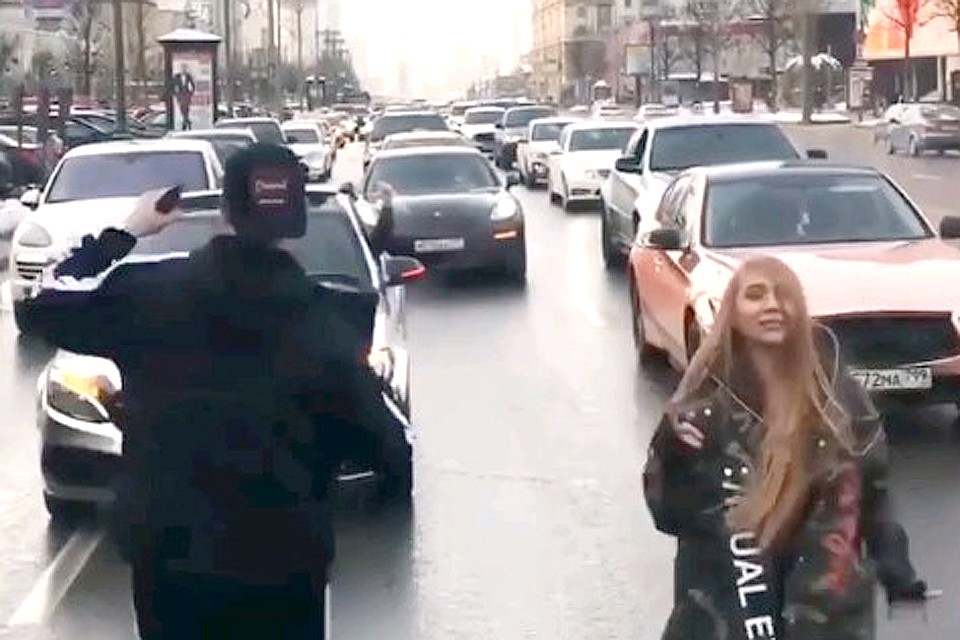 Ради ярких кадров блогеры создали пробку в центре Москвы.
