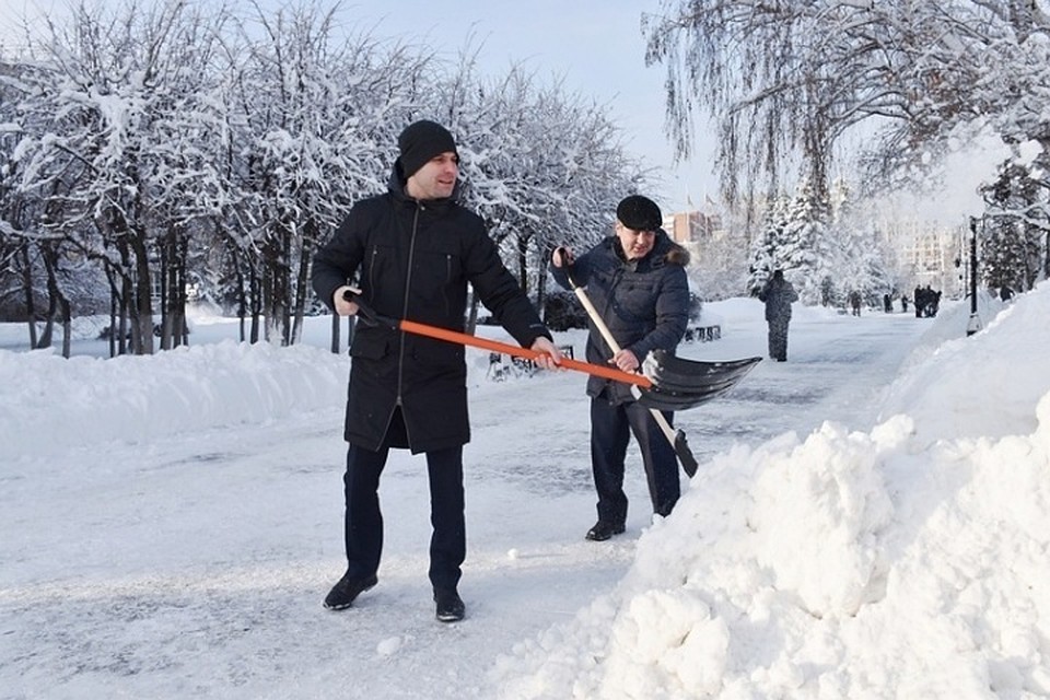 В Пензе продолжают бороться с последствиями снегопада.
