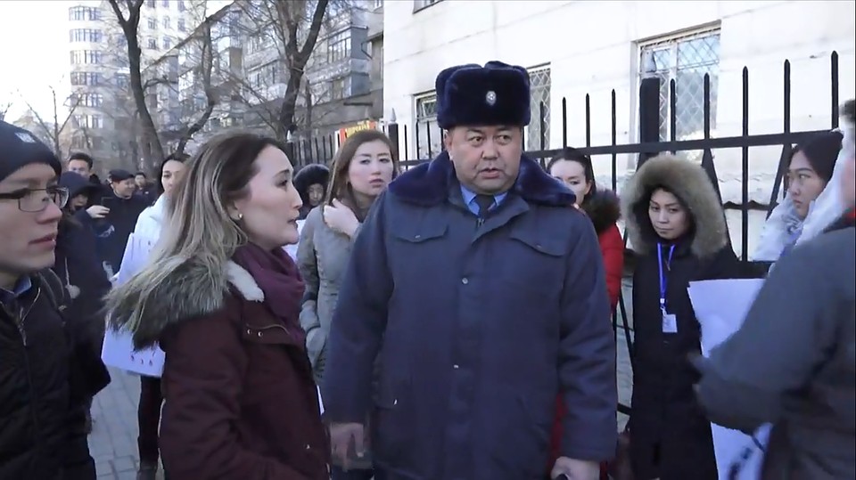 Перед журналистами извинились и сказали, чтобы на митингах они ходили с отличительными знаками