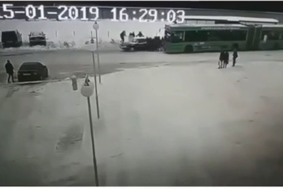 Автомобиль развернуло, и он задним ходом врезался в людей, приготовившихся садиться в автобус. Фото: кадр из видео.