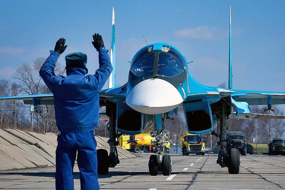 Истребитель-бомбардировщик Су-34 перед взлетом. Фото Юрий Смитюк/ТАСС