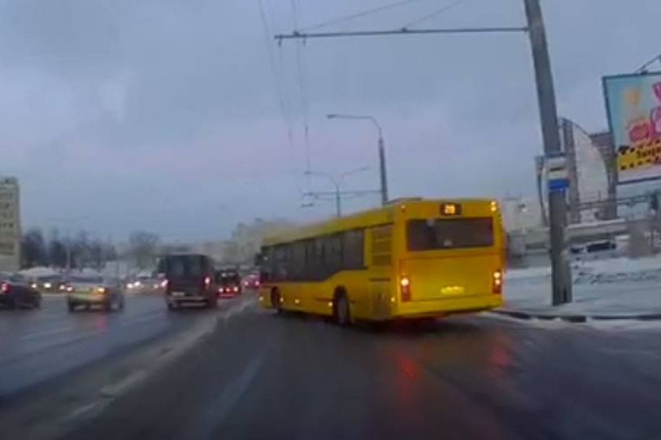 В Минске 18 января из-за гололеда заносило даже общественный транспорт. Фото: кадр из видео.