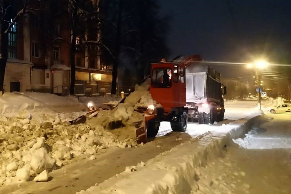 Кировские подрядчики продолжают борьбу со снегом. Фото: admkirov.ru