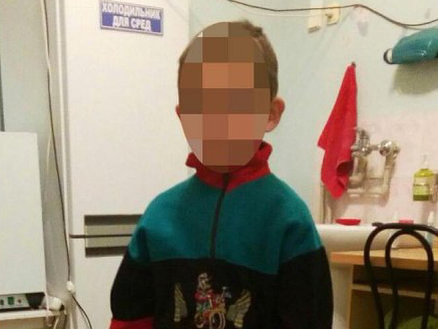 Замерзшего мальчика в Краматорске привезли в детскую больницу, где у него обнаружили следы от побоев. Фото: facebook.com/Патрульная полиция Украины