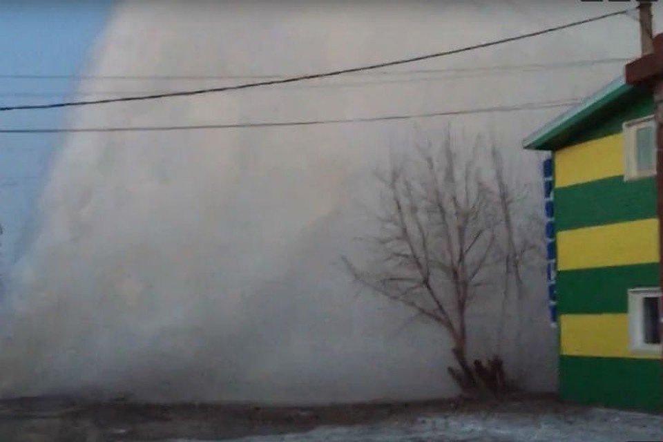 Фонтан кипятка ударил из-под земли в Красноярске. Фото, видео: ТВК.