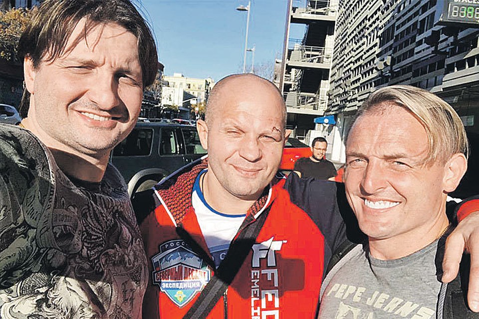 Эдгард (слева) и Аскольд Запашные поддержали Емельяненко после боя. Фото: instagram.com/zapashny.ru