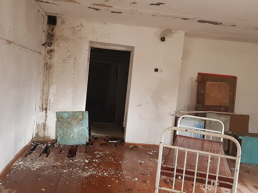 На снимке видно осыпавшуюся штукатурку и дырки в полу. Фото: Александр Талипов