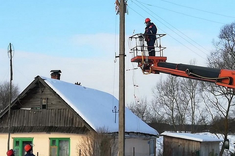 В одну из деревень Великолукского района выехали энергетики, чтобы проверить напряжение в энергосети. С жалобой накануне обратились местные жители к депутату Госдумы. Фото: региональное отделение партии "Единая Россия".
