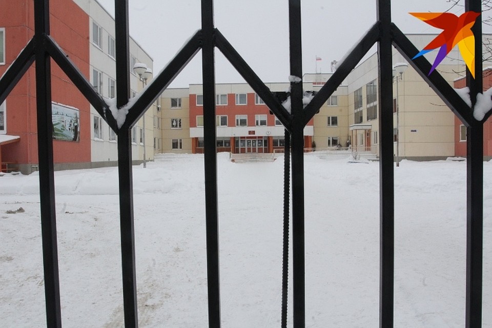 У школы №52 было безлюдно