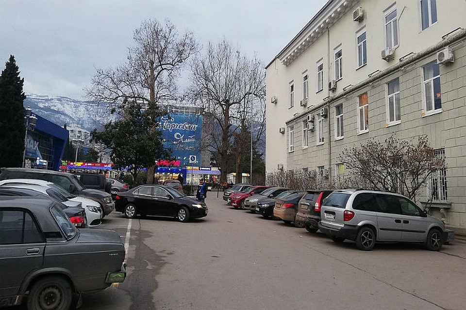 Одна из городских парковок Ялты