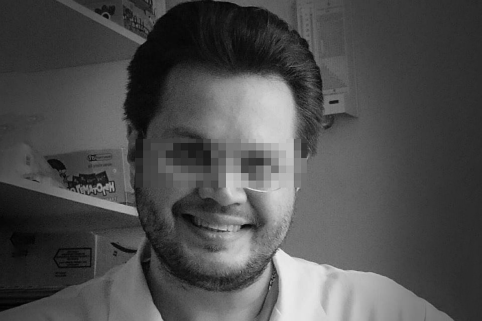 Больной человек купил диплом доктора и устроился в поликлинику.