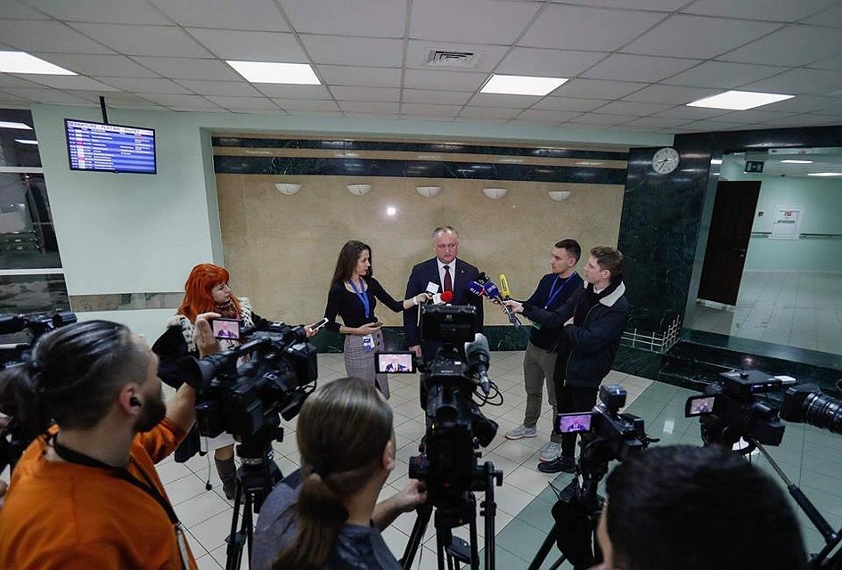 Игорь Додон дал пресс-конференцию в аэропорту.