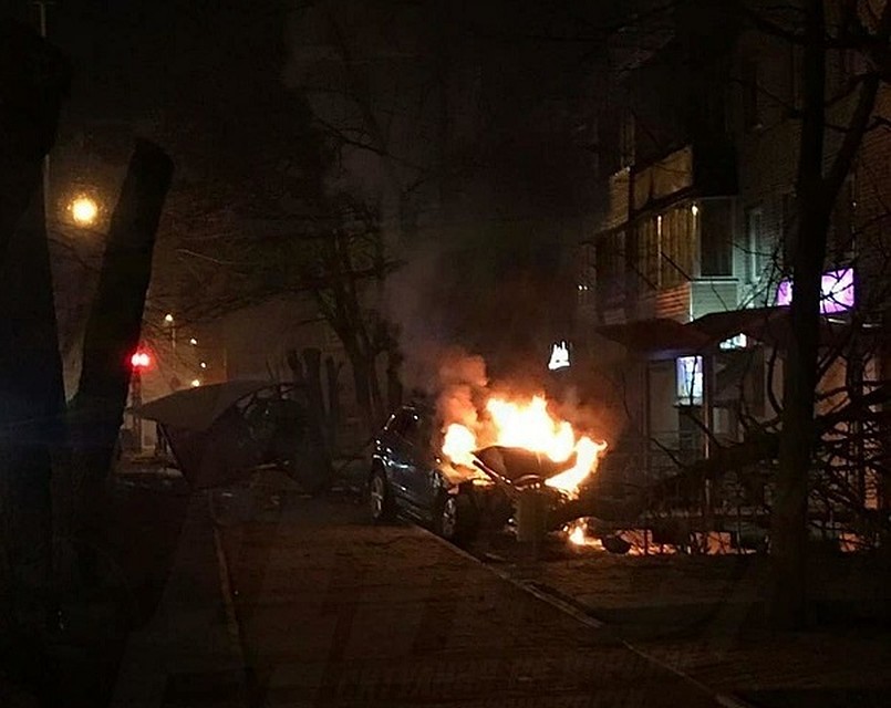 Автомобиль протаранил остановку и загорелся. Фото: "Экипажи ДПС".