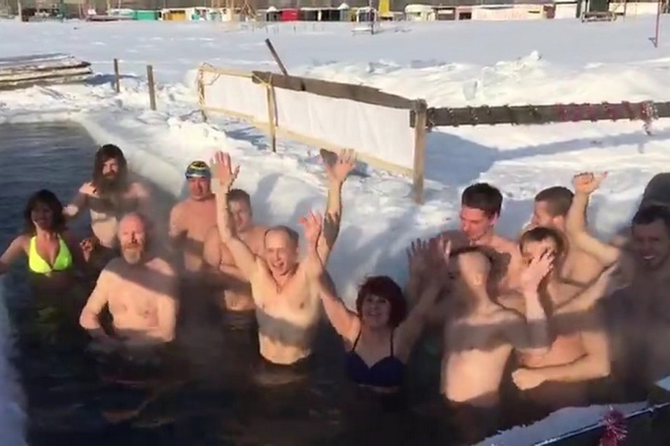 «Моржам» погода показалась теплой. Кадр: "ВКонтакте"