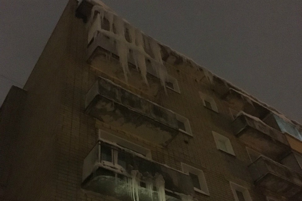 Сосульки свисают с козырьков подъездов и крыш и представляют опасность для всех жителей дома. Фото: vk.com/zlo43