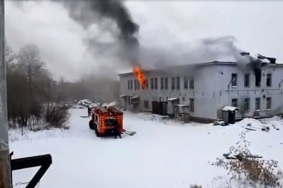 Пожар в Иркутской области: в Усолье-Сибирском рядом с промзоной горит заброшенное здание. Фото: скриншот видео группы Инцидент Иркутск.