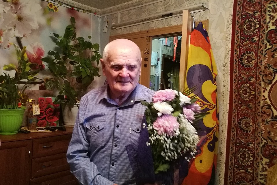 Глава Лабытнанги поздравила автора герба города Петра Ятло с 90-летним юбилеем Фото: lbt.yanao.ru