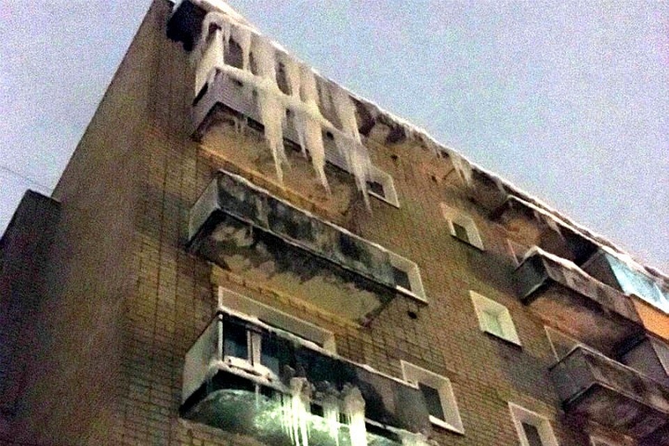На некоторых домах сосульки достигают высоты целого этажа. Фото: vk.com/zlo43