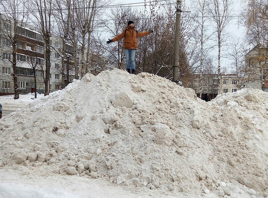В первую очередь МУП «ЖЭК» расчищает магистральные дороги, поэтому на периферии можно увидеть такую картину