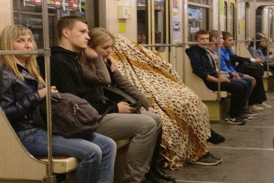 Пассажиров в пледе удалось заснять в подземке. Фото: https://vk.com/subwaynsk