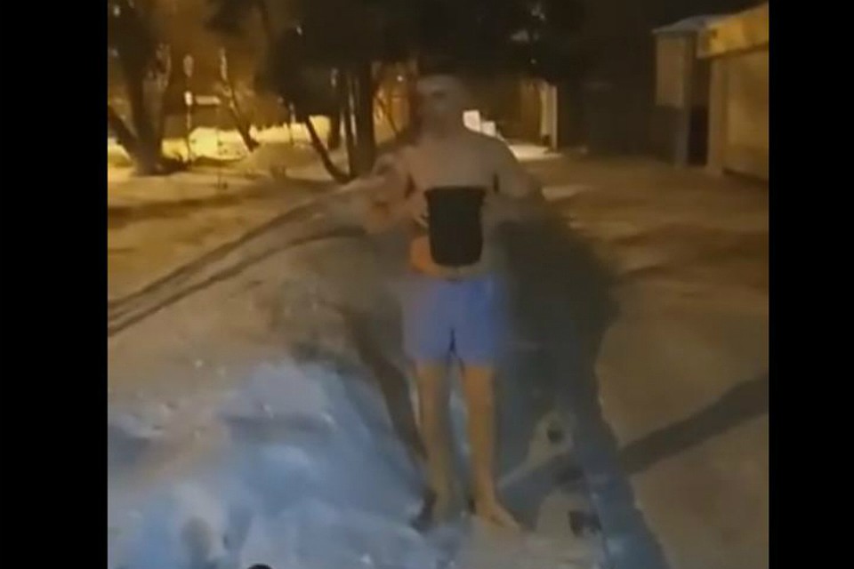 Омич на спор облился ледяной водой на улице в -32