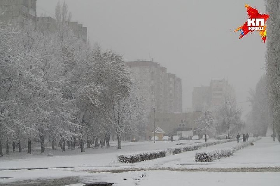 Сильный снегопад продлится минимум сутки.