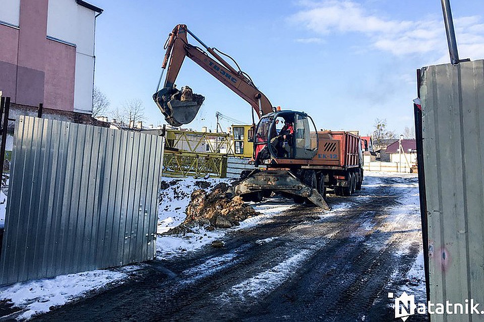Пока поисковый батальон поднимает останки, рядом продолжаются земляные работы для строительства дома. Фото: natatnik.by