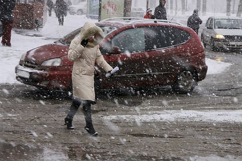 Столичных водителей и пешеходов предупредили о гололедице