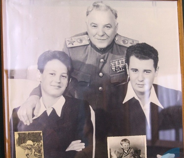 В музее истории Луганска провели экскурсию, посвященную 138-летию Климента Ворошилова. Фото: Луганский информационный центр