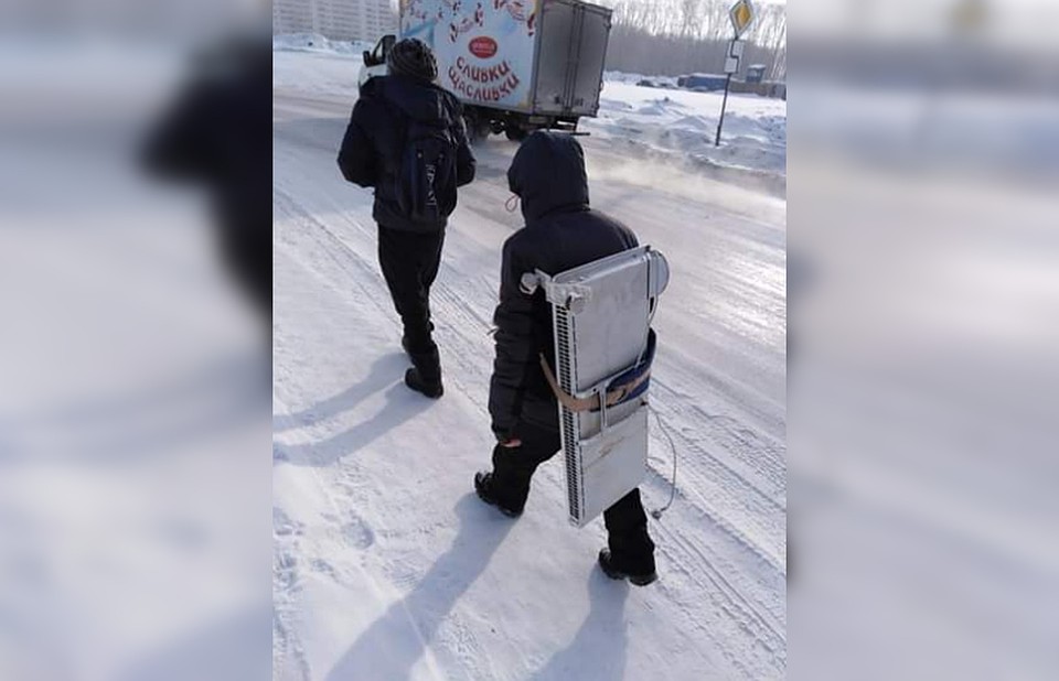 В такой мороз на улицу лучше выходить со своей батареей на спине. Фото: Дмитрий Прибаловец.