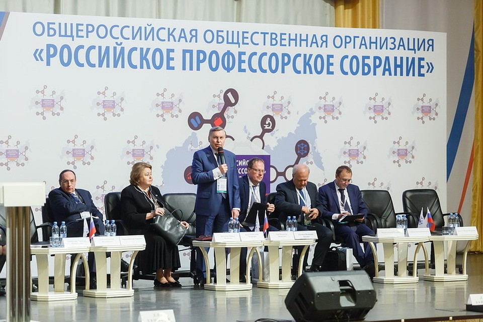 Ректор РУДН, экс-министр образования Владимир Филиппов выступает на Профессорском форуме. Фото rosakurn.ru
