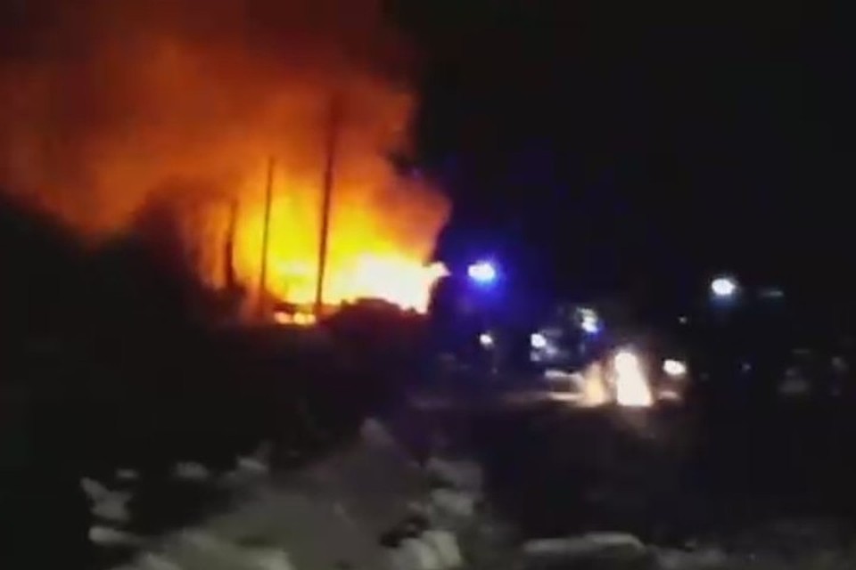 Пожар в Мозжухе унес жизнь одного из детей многодетной семьи. Фото: кадр видео vk.com, "Регион 42"