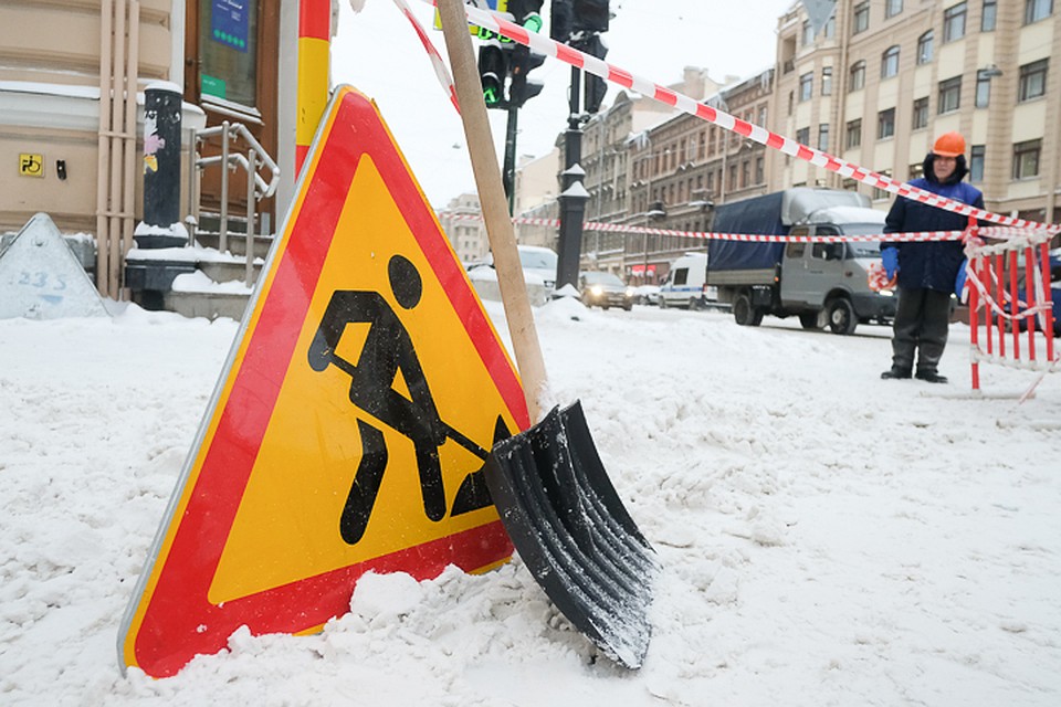Борьба со снегом в Петербурге продолжается. Машины в неположенном месте лучше не оставлять.
