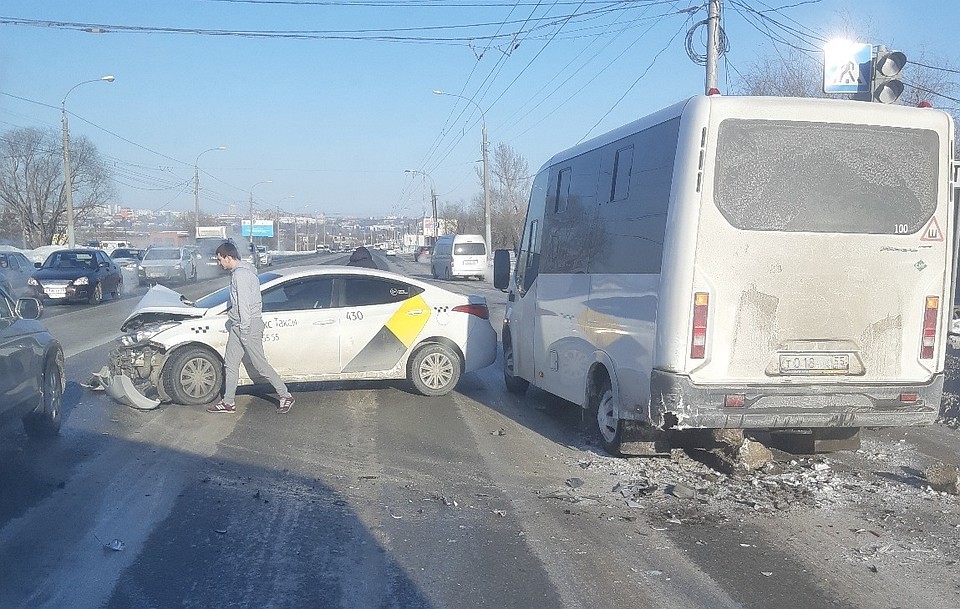 В Омске такси столкнулось с маршруткой