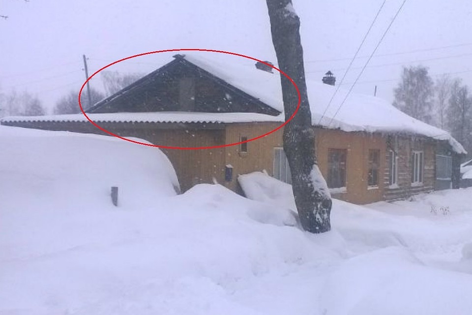 Пожар начался с хозяйственной постройки. Фото: УФССП по Кировской области